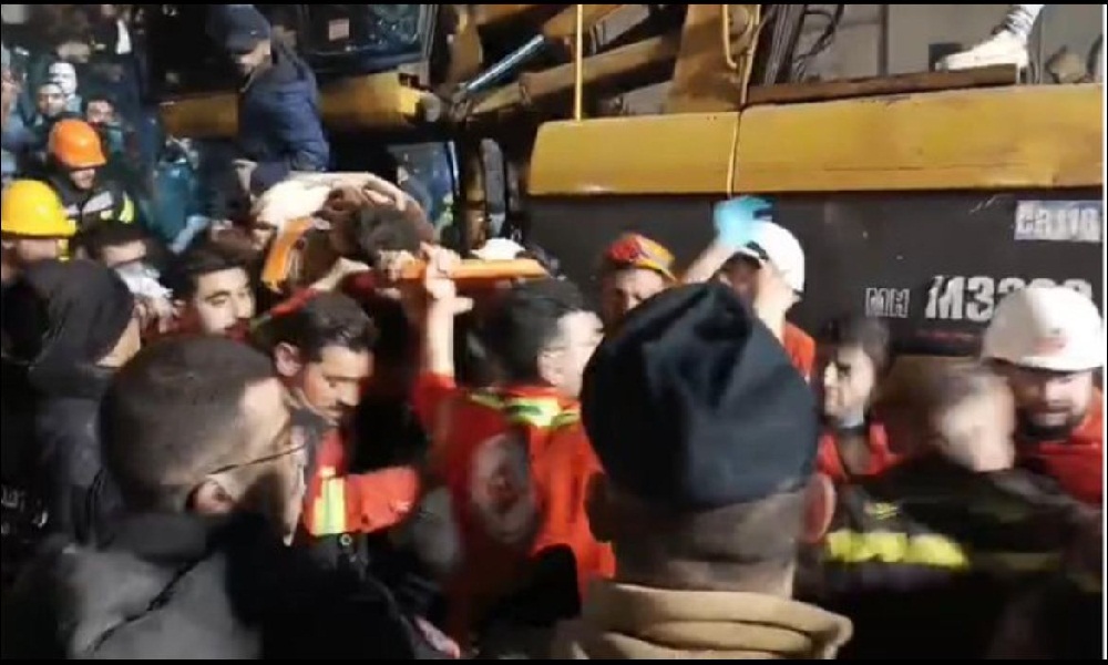 بالفيديو: إنتشال شاب على قيد الحياة من تحت أنقاض