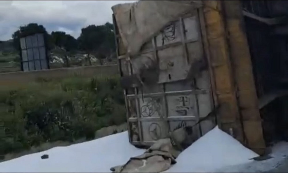 بالفيديو: انقلاب شاحنة محمّلة بالملح