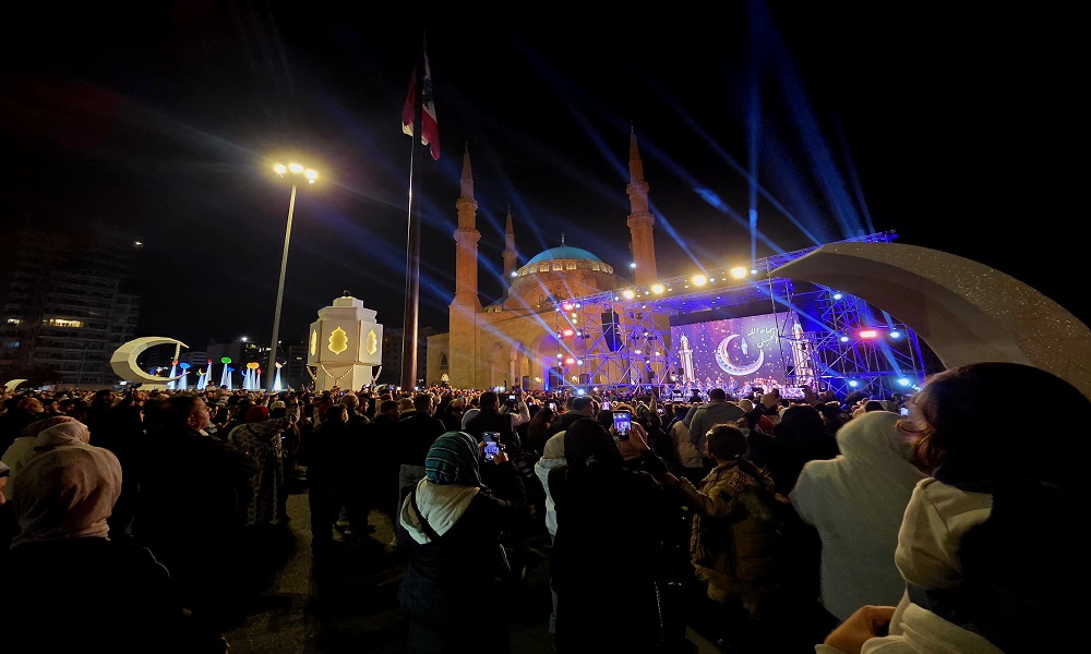 بلدية بيروت تُضيء هلال وفانوس رمضان في ساحة الشهداء
