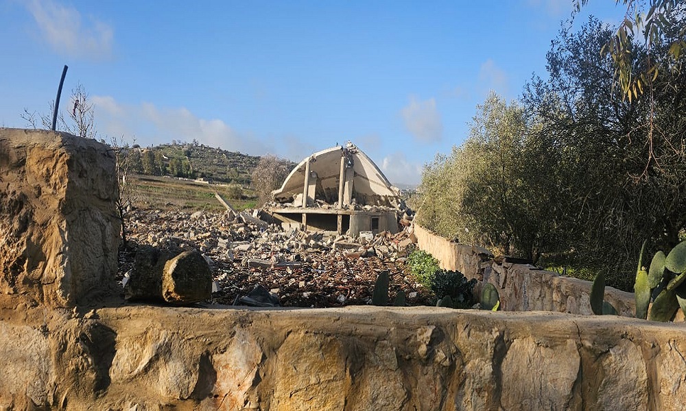 قنابل على منزل مأهول