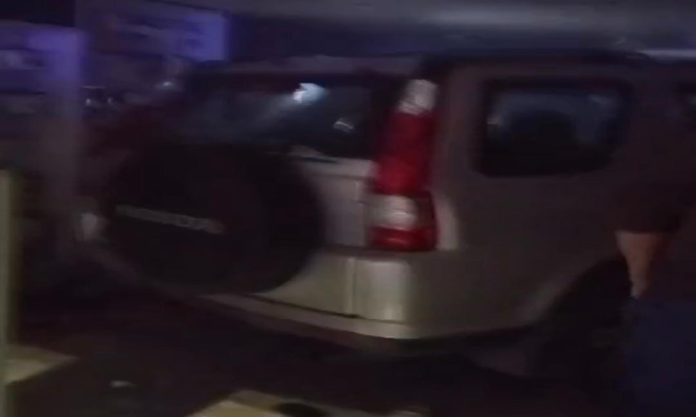 !بالفيديو: سيارة تقتحم متجرًا في البرج الشمالي