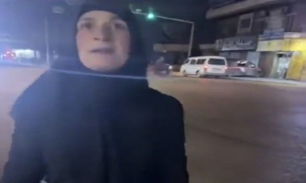 متسوّلة تتحكّم بإشارات السير لتسهيل عملها! (فيديو)