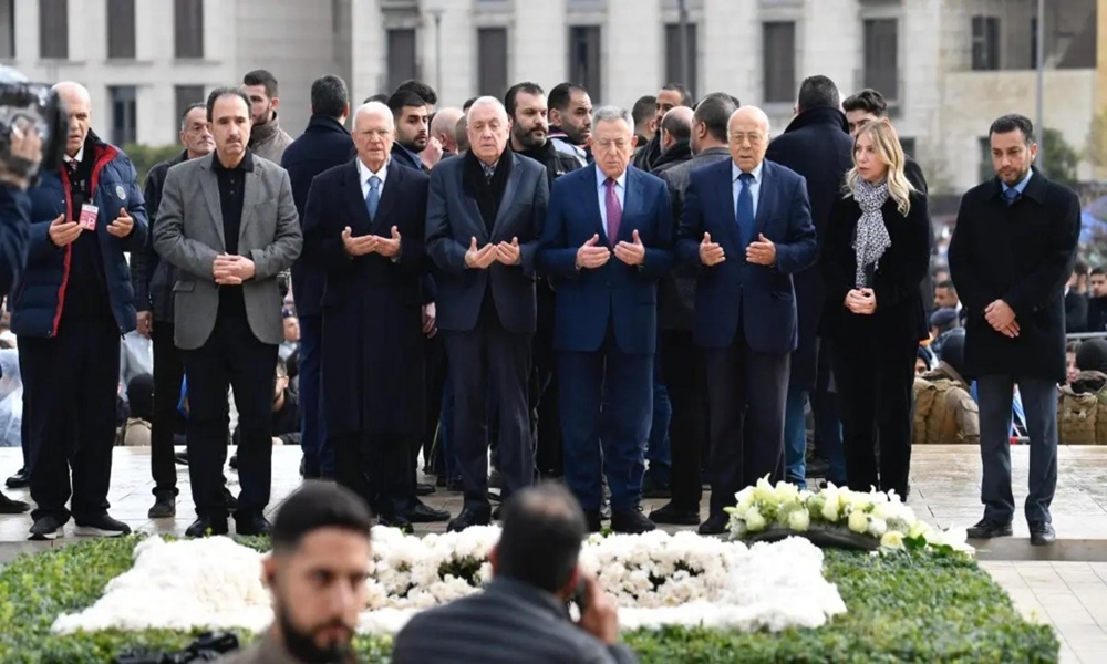 بالصّورة- السنيورة يتلو الفاتحة على ضريح الحريري