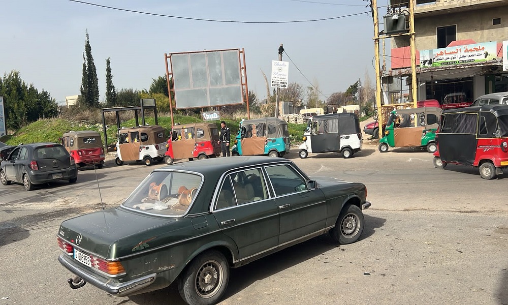 بالفيديو: سائقو الفانات و”التوك توك” يعتصمون ضدّ قرار “الداخلية”