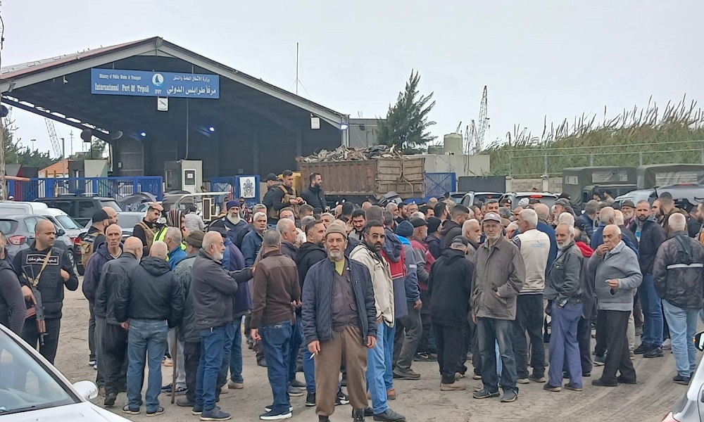 بالفيديو والصور: احتجاجات وقطع طرق رفضًا لقرار الحكومة