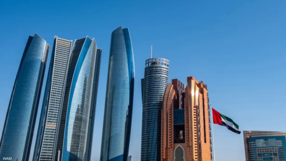 أبوظبي.. سقوط شظايا مسيّرة على واجهة مبنى