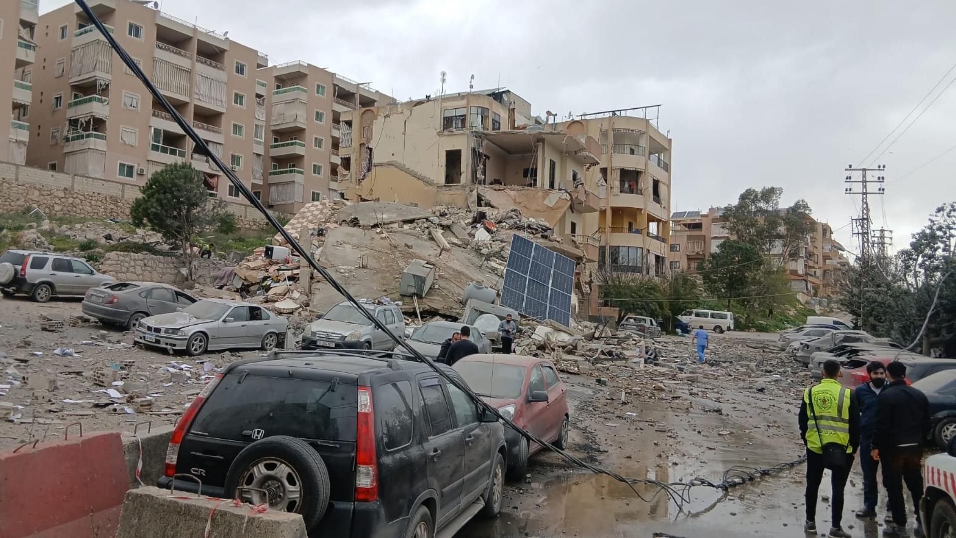 غارة على مبنى سكني في تول (صور)