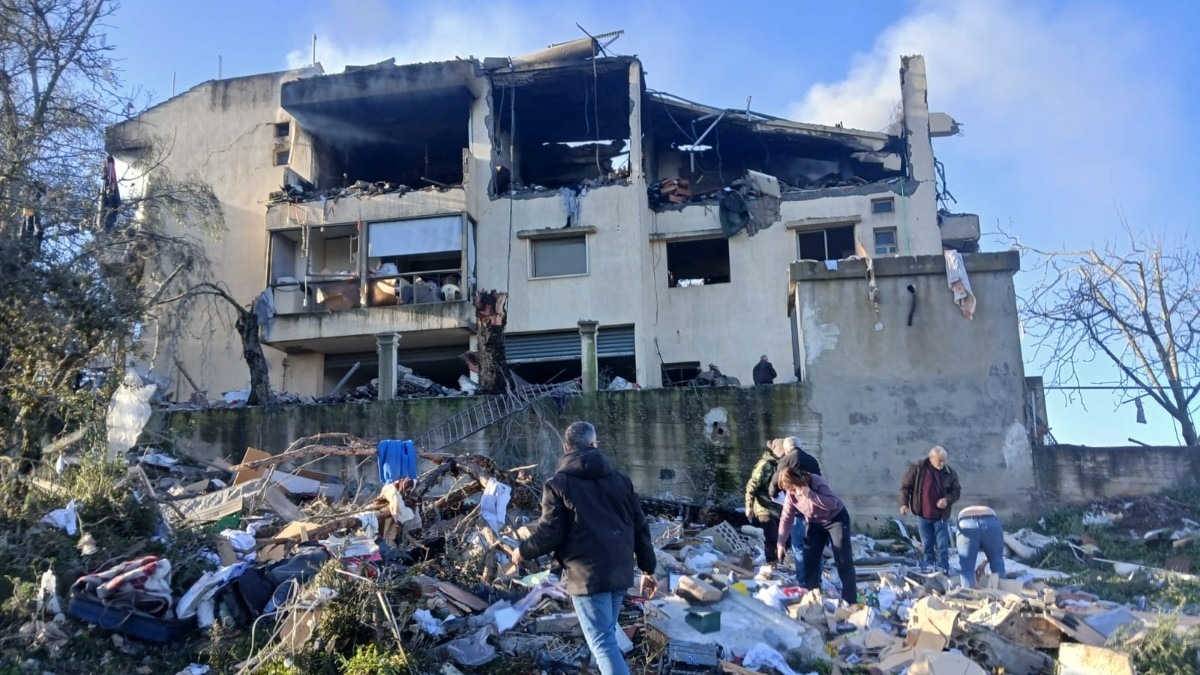 استهداف منزل في عين إبل ونجاة العائلة! (صورة)