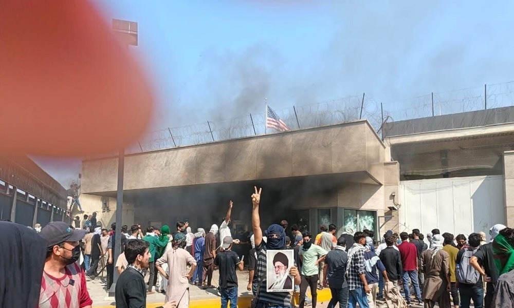 اقتحام القنصلية الأميركية في باكستان بعد مقتل خامينئي (فيديو)