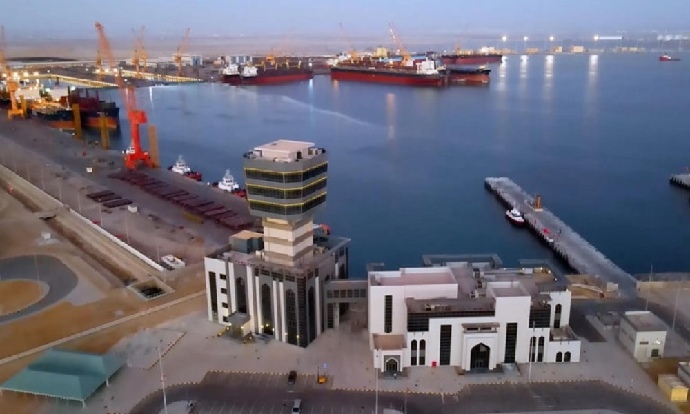 استهداف ميناء الدقم بالمسيّرات.. وإصابة عامل