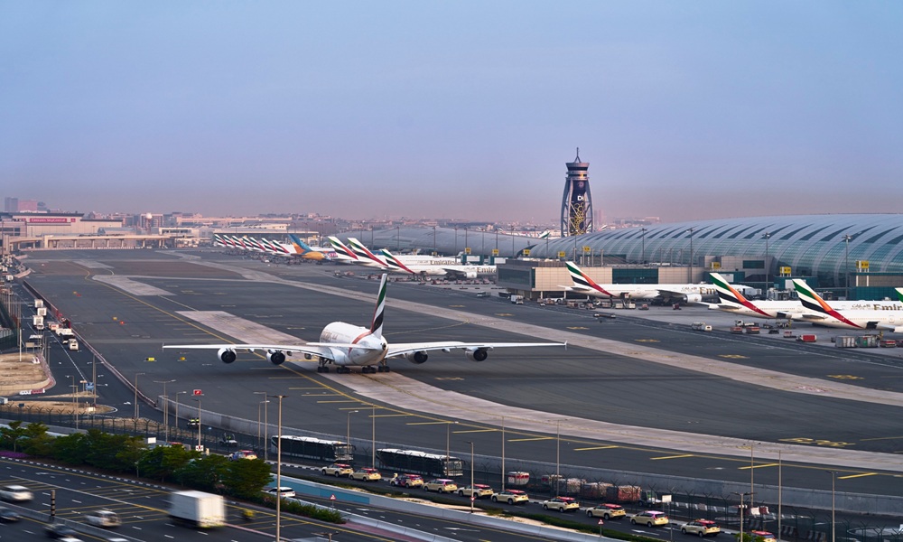 الإمارات تطلق رحلات استثنائية في مطاراتها