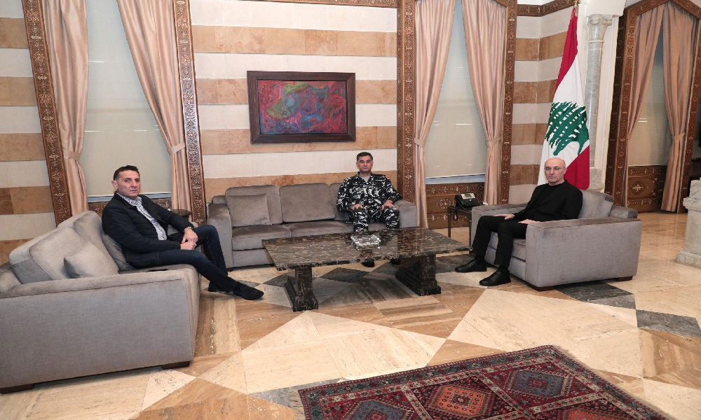 الحجار يعقد اجتماعاً أمنياً لبحث إجراءات استيعاب النازحين