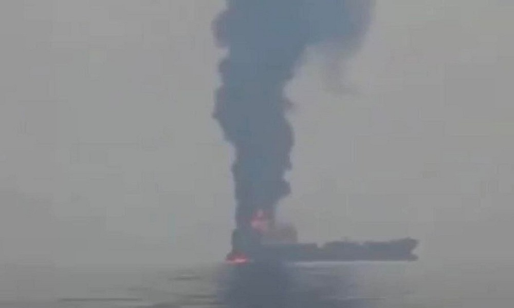 استهداف ناقلة نفط قبالة عُمان (فيديو)