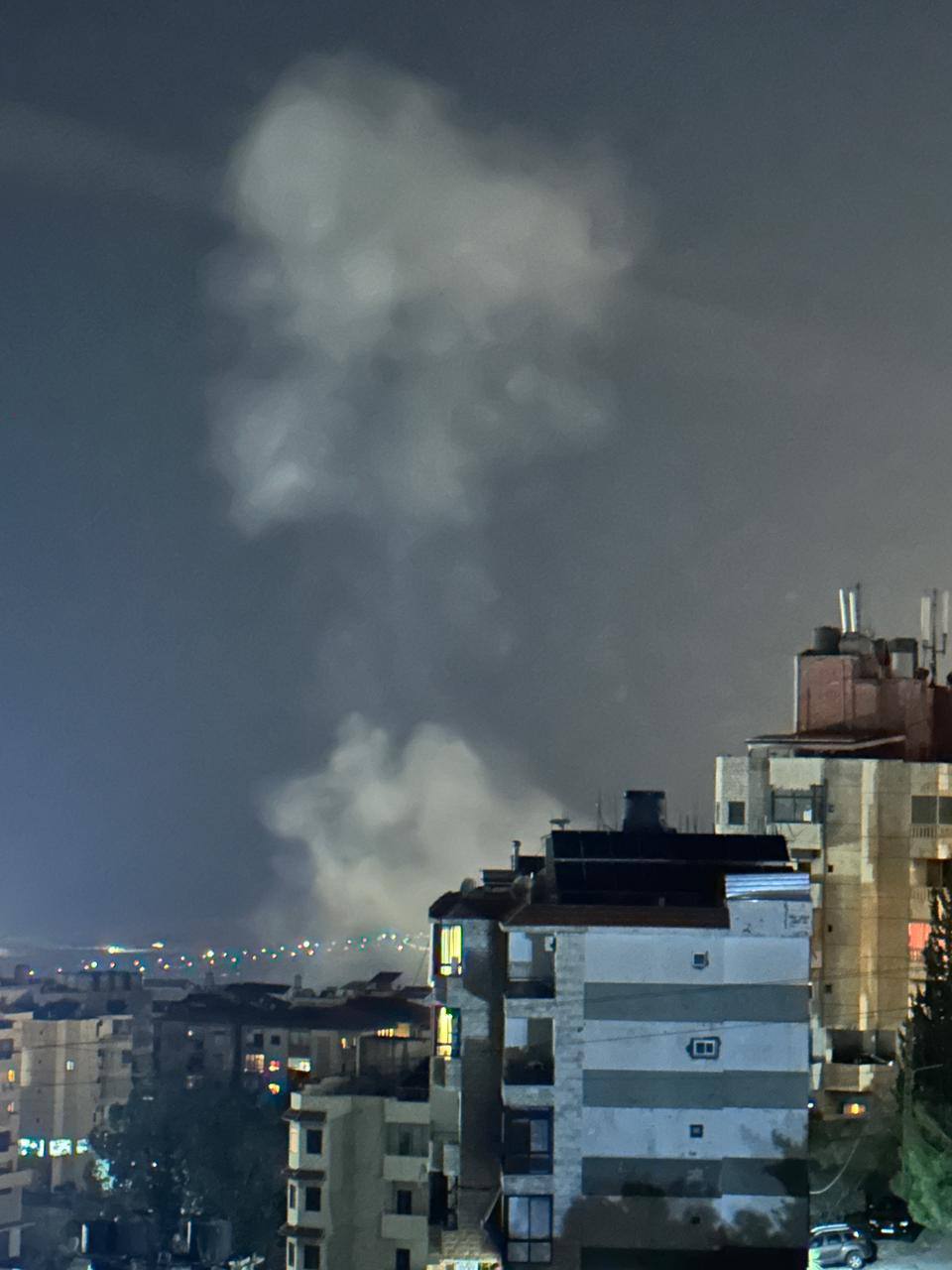 بالفيديو والصور: استهداف شقة في بشامون