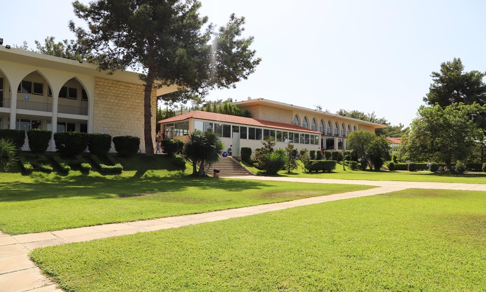 جامعة رفيق الحريري تعيد فتح أبوابها