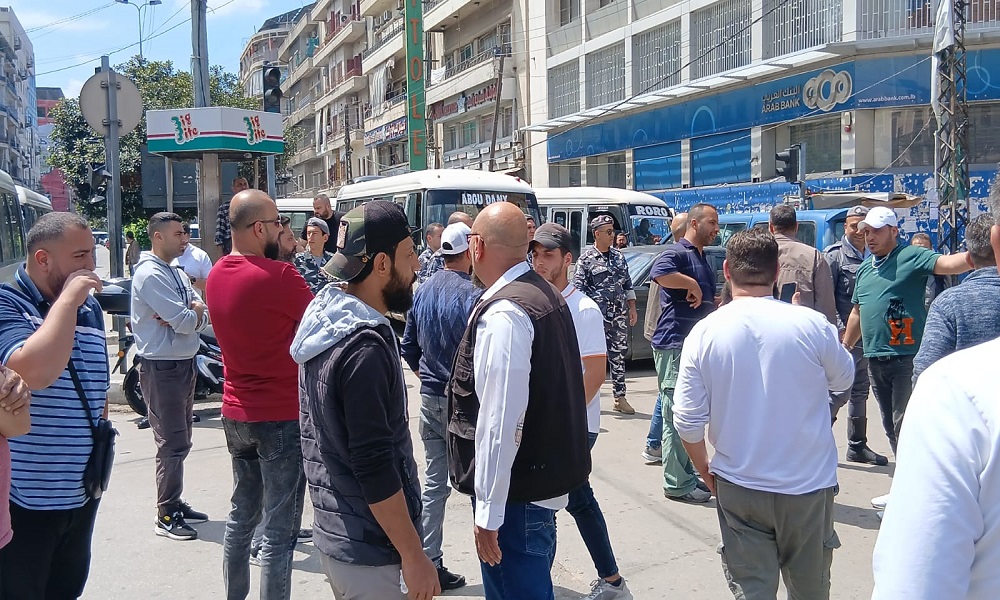  سائقو الحافلات يقطعون الطريق في طرابلس 