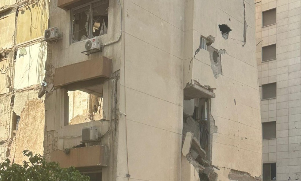 هدم مبنى تعّرض لغارة في تلة الخياط 