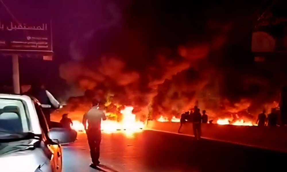 بالفيديو: قطع طرقات في عدة مناطق احتجاجًا على قانون العفو