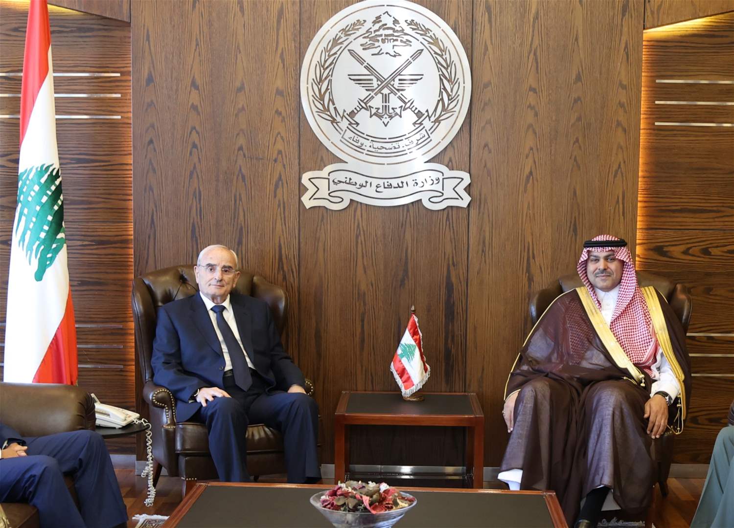 وزير الدفاع استقبل السفير السعودي في زيارة تعارف