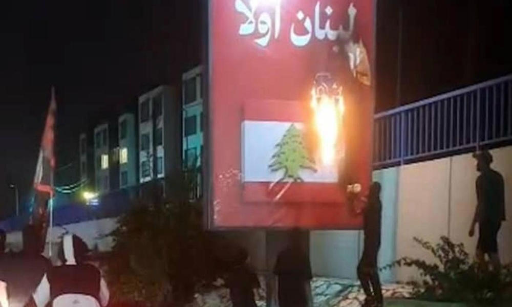 بالفيديو: إحراق صورة “لبنان أولاً” على طريق المطار