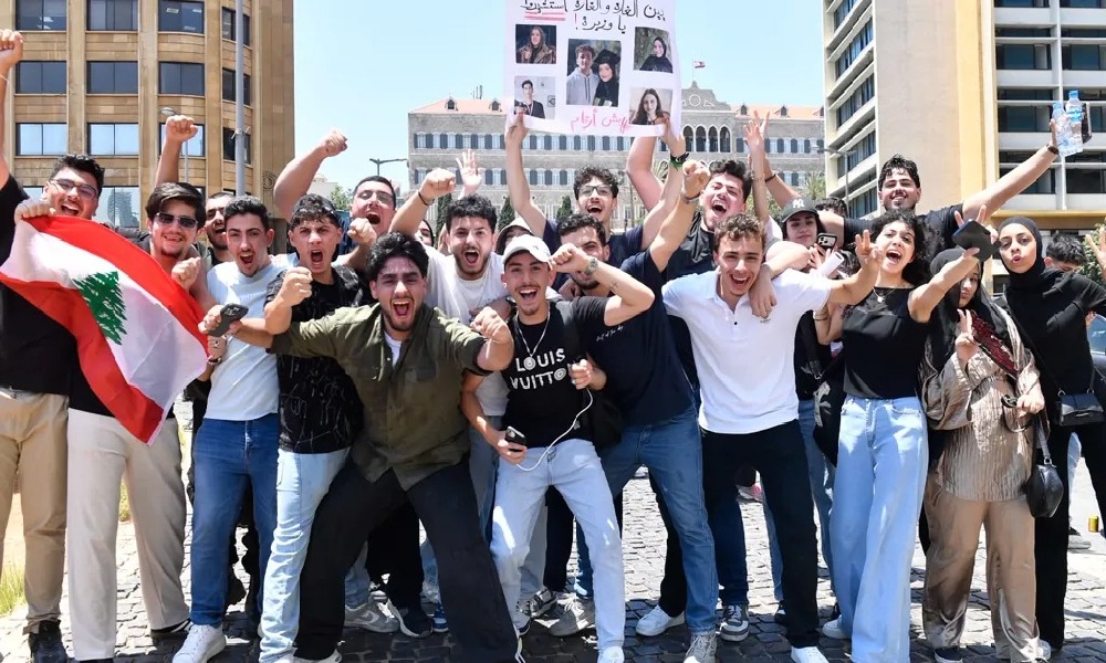 بالفيديوهات: طلاب يحتفلون بـ”الإفادات”.. ويرسبون أخلاقيًا!