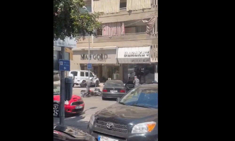 إطلاق نار ومحاولة دهس دراج في قوى الأمن بالزلقا! (فيديو)