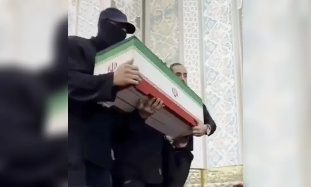 كشف هوية الرجل المقنّع في جنازة خامنئي