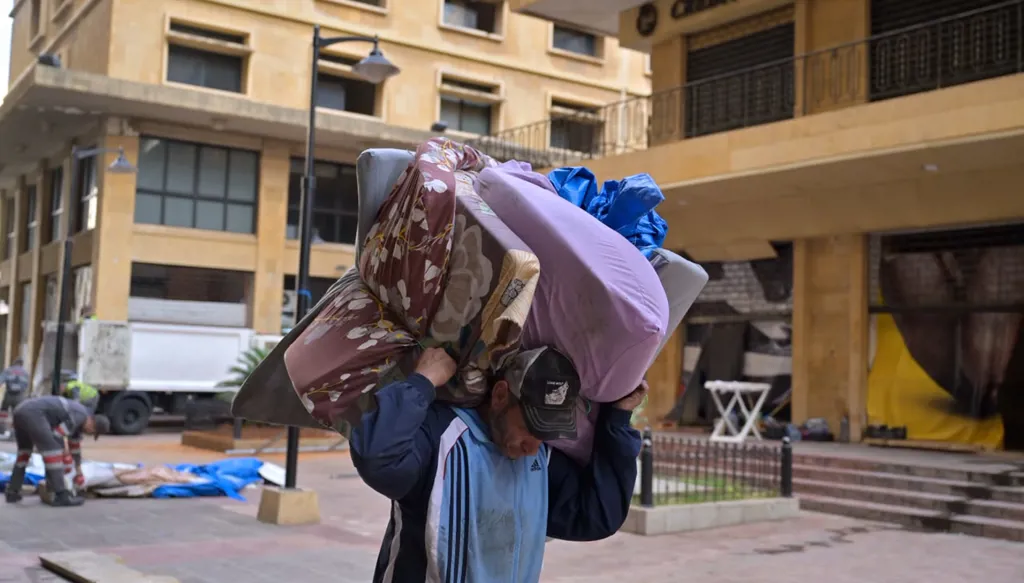 إخلاء آخر مركز لإيواء النازحين في وسط بيروت