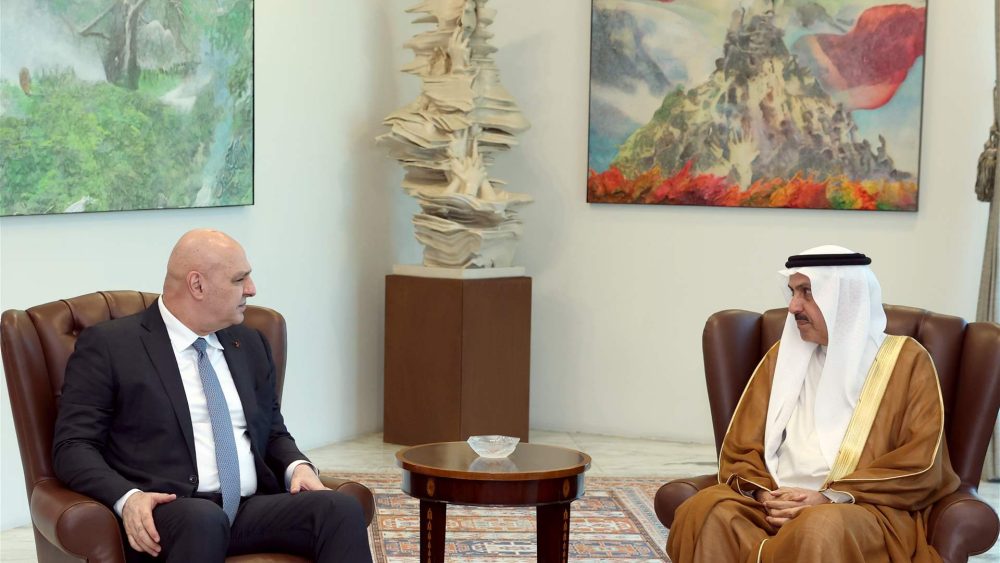 عون يبحث مع غباش العلاقات اللبنانية الإماراتية