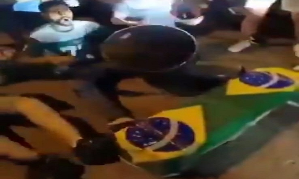 شبان ينعون منتخب البرازيل في طرابلس (فيديو)