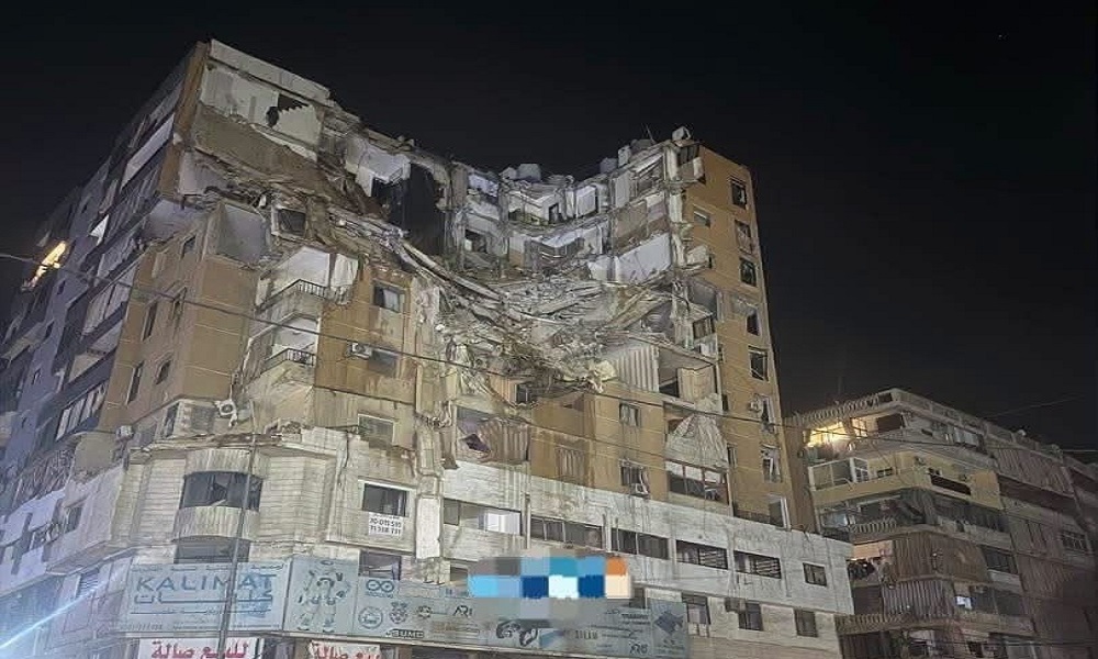 انهيار جزء من مبنى تضرّر جراء الحرب في الضاحية