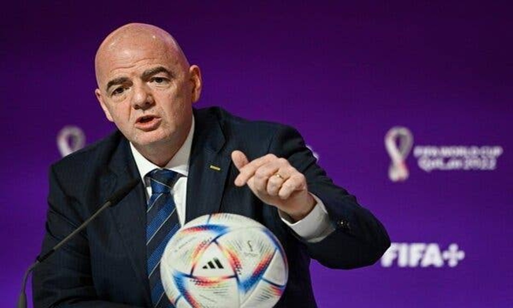 بالفيديو: رئيس الفيفا يرفع العلم اللبناني في المونديال!