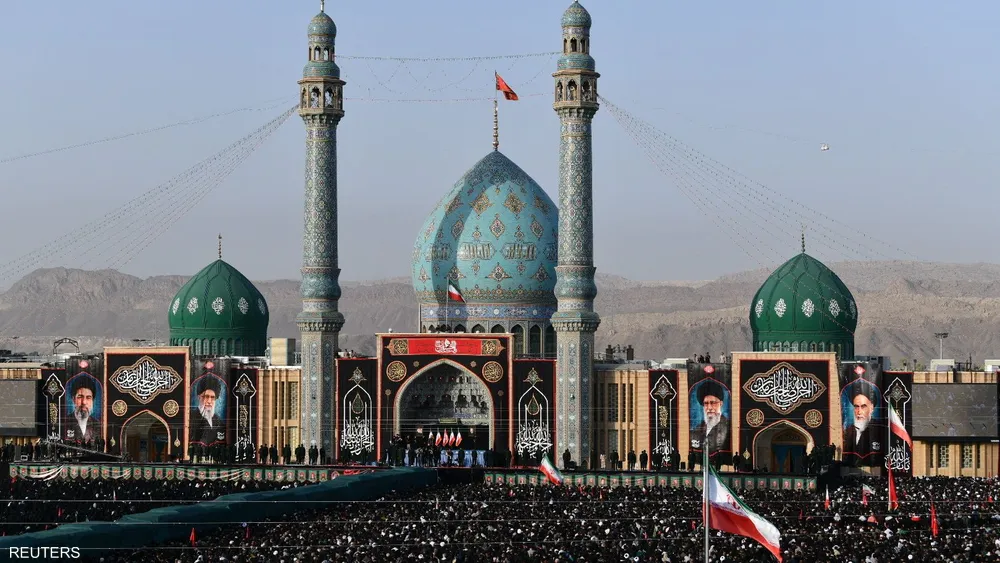 نعش خامنئي يصل مدينة قم.. وحشود غفيرة تشارك