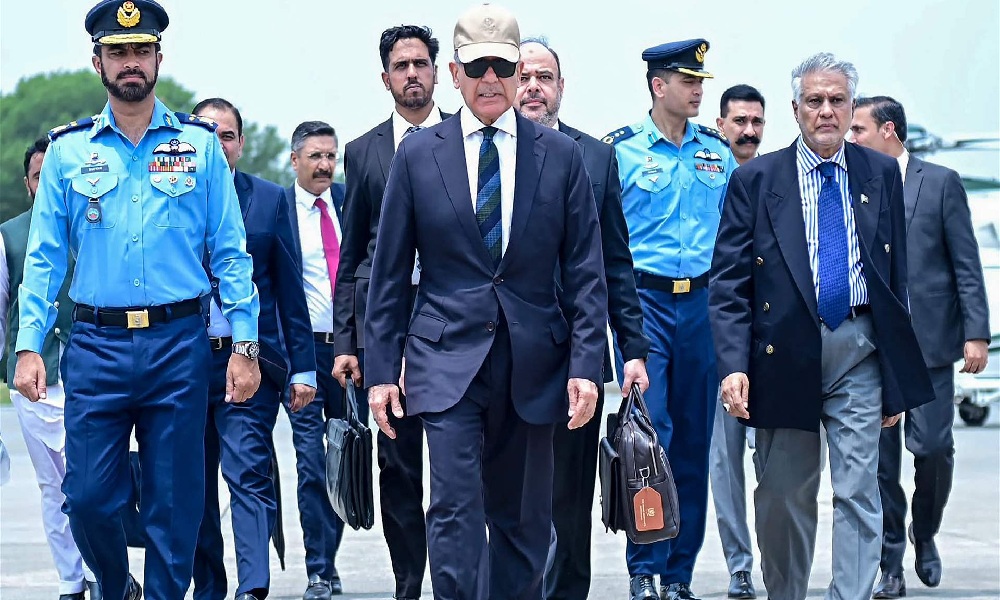 شريف يلقي التحية على نعش خامنئي