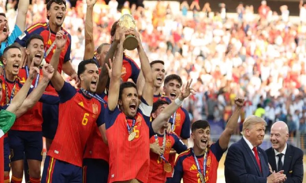 بالفيديو: ترامب يتوّج إسبانيا بكأس العالم