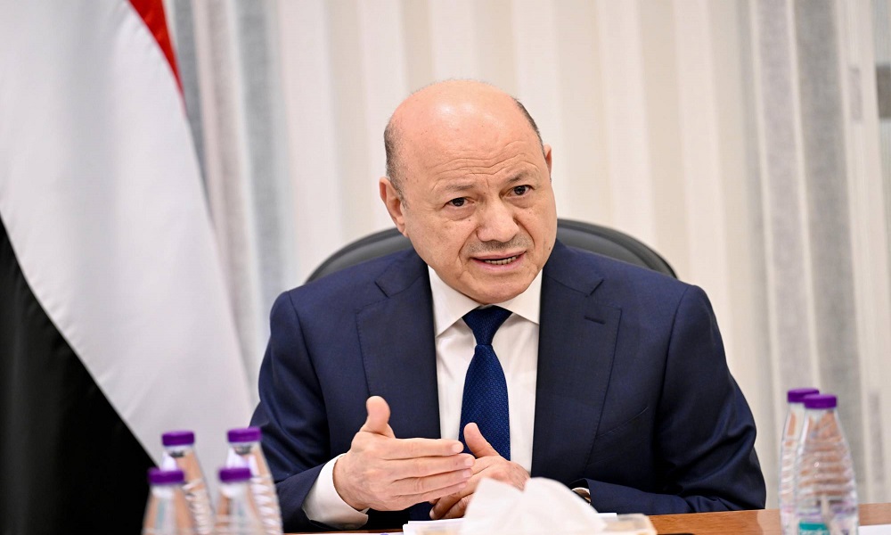 العليمي: لا لتوسيع المواجهة.. ولن نسمح بانتهاك الأجواء