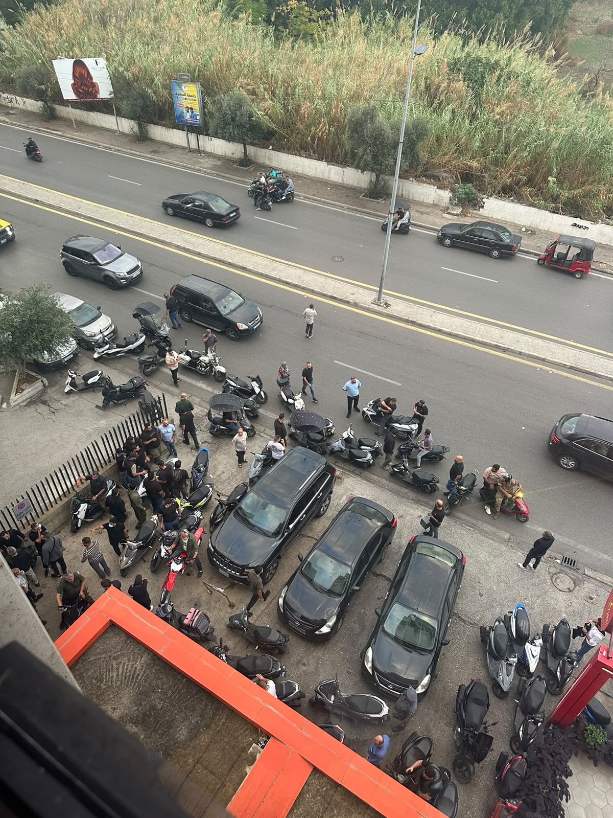 مسلحون من الحزب يحاصرون دورية خلال مداهمة مستودع أدوية!