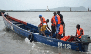 قتلى وعشرات المفقودين في غرق زورق في غينيا