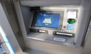 السعودية: ضبط عصابة دولية تسطو على بيانات بطاقات الصرف الآلي