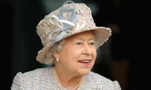 الملكة اليزابيث الثانية تتأثر بنكران الذات الذي يبديه العاملون في المجال الانساني