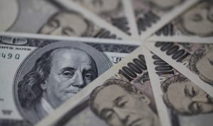 استقرار الدولار بعد تراجع قياسي مقابل الين الياباني