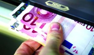 اليورو يهبط عن 1.12 دولار بعد تصريحات مسؤول بالمركزي الاوروبي