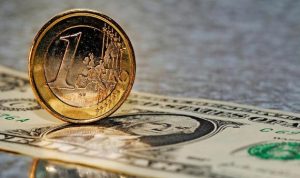 اليورو قد ينزل عن 1.08 دولار لأول مرة منذ أبريل