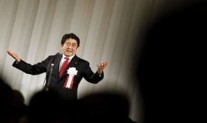 رئيس وزراء اليابان يبلغ الحزب الحاكم أنه سيؤجل زيادة ضريبية ويدعو لانتخابات