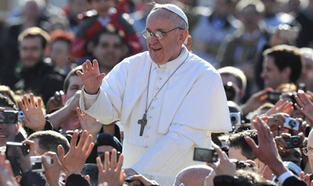 Pape-francis-with-people-1-