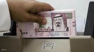 A Saudi banker counts new one hundred ri