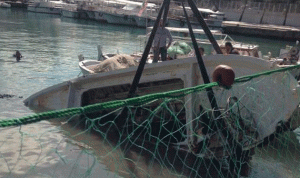 إنتشال زورقي صيد فقدا في البحر قبالة ميناء جونيه