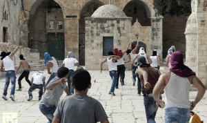بالفيديو.. مواجهات بالمسجد الأقصى إثر اقتحام القوات الإسرائيلية