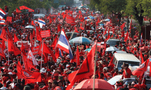 القمصان الحمر في بانكوك يرفضون إسقاط الحكومة