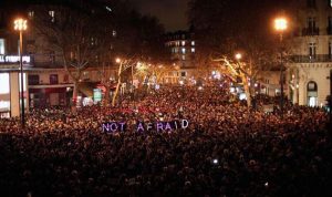 بالصور…آلاف الأشخاص يتجمعون في باريس تنديدا بالهجوم الدامي على صحيفة “شارلي إيبدو”